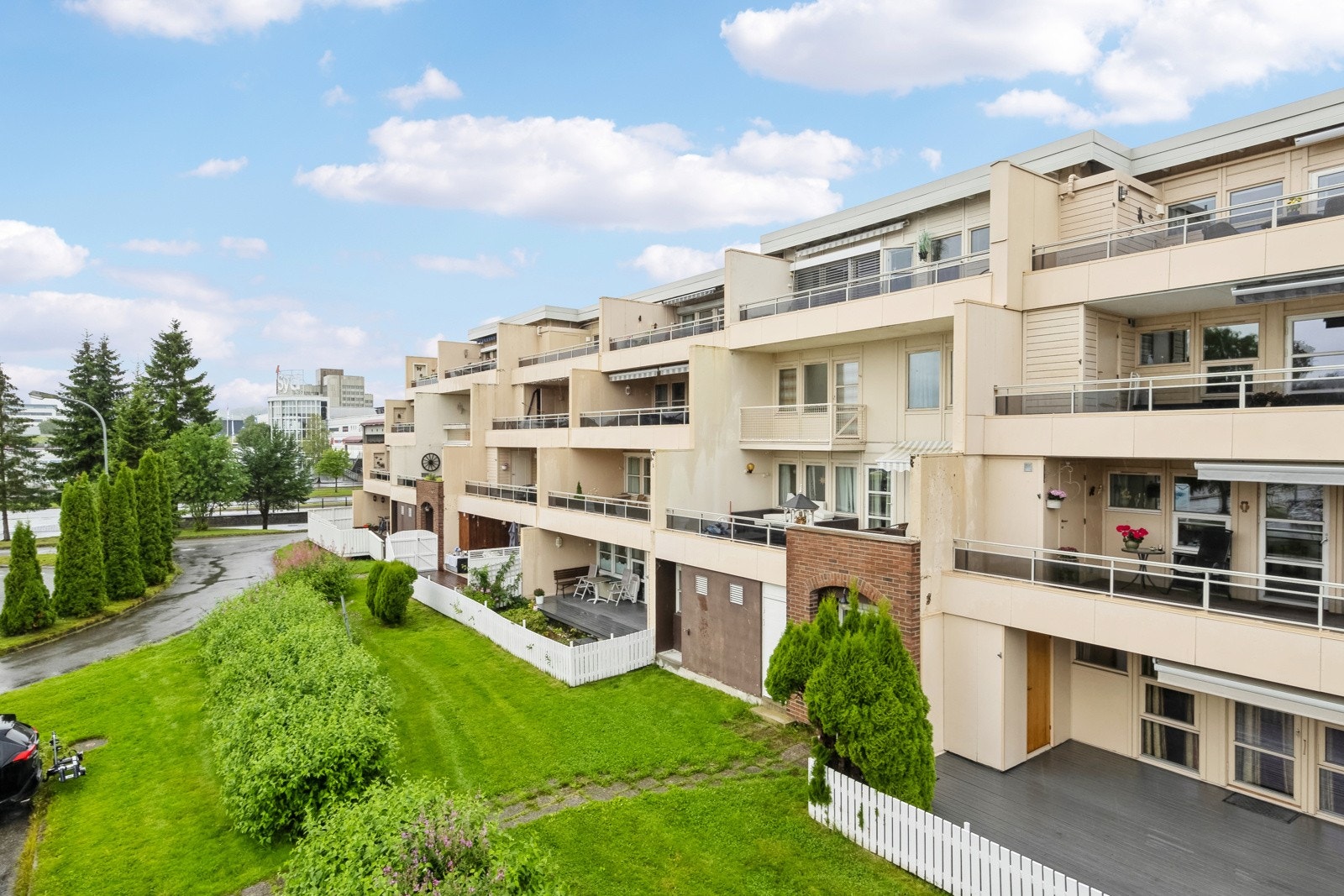 Toppleilighet i et godt etablert og rolig område på Tiller. Her bor du svært sentralt med alt du måtte trenge i umiddelbar nærhet. Galleribilde