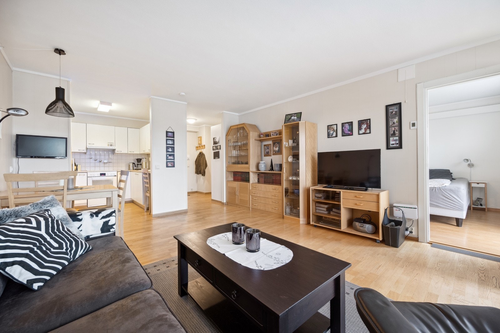 Fra stuen har du tilgang til soverommet. Galleribilde