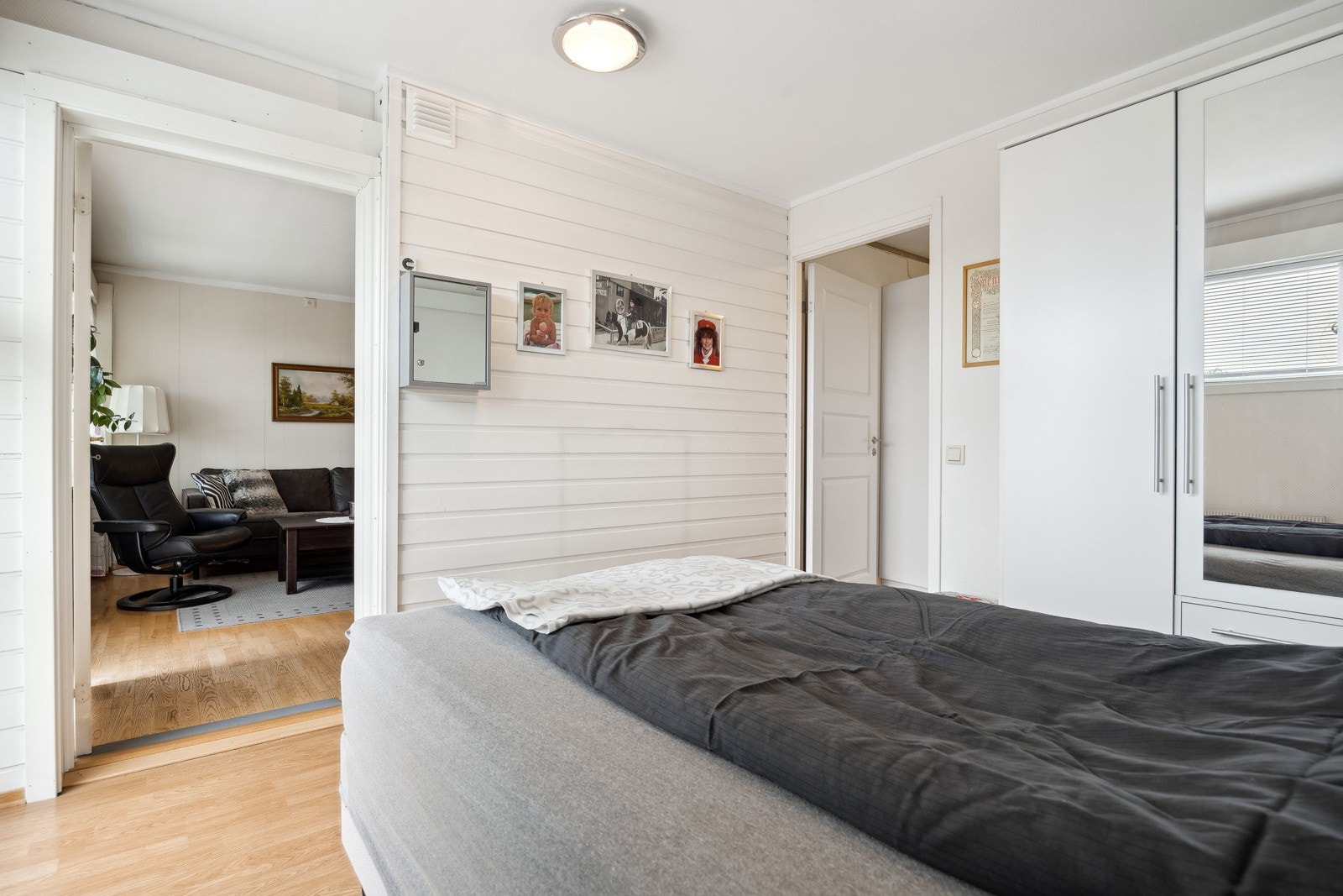 I tilknytning til soverommet er det en bod som kan brukes til oppbevaring eller walk-in closet. Galleribilde