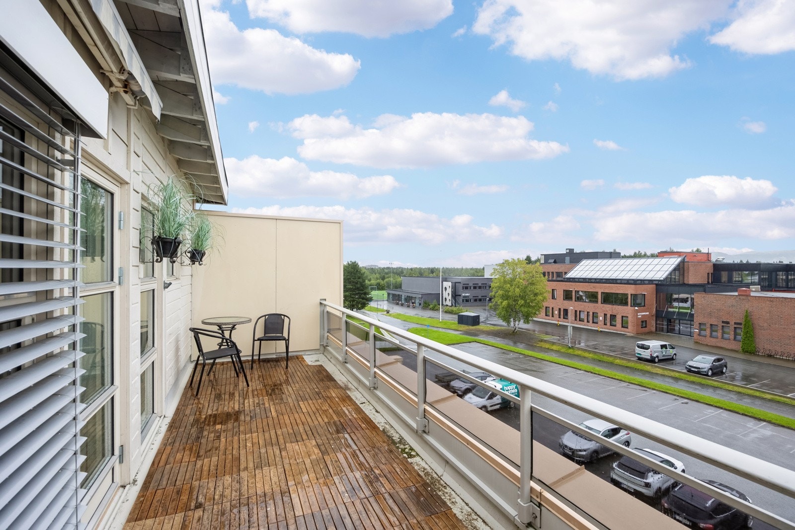 Boligen holder til i byggets toppetasje i 4 etasje. Her har du gode sol- og utsiktsforhold. Galleribilde