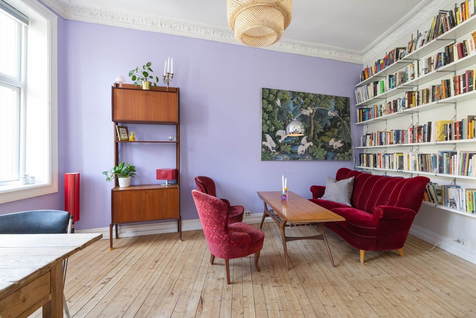 Stuen har en fin planløsning med god plass til sofa, tv-møbler og spisebord Galleribilde