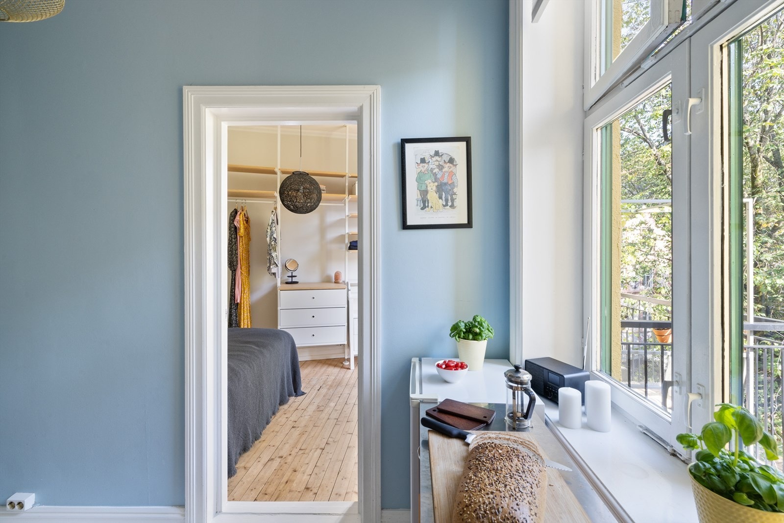 Fra kjøkkenet har du adkomst til soverom og bad Galleribilde