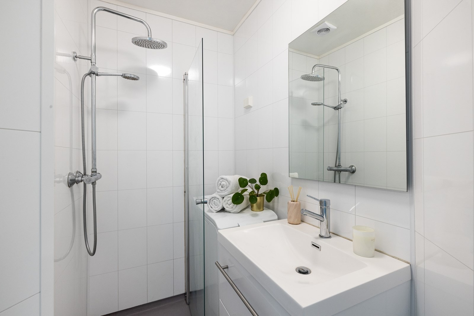 Pent bad med opplegg for vaskemaskin Galleribilde