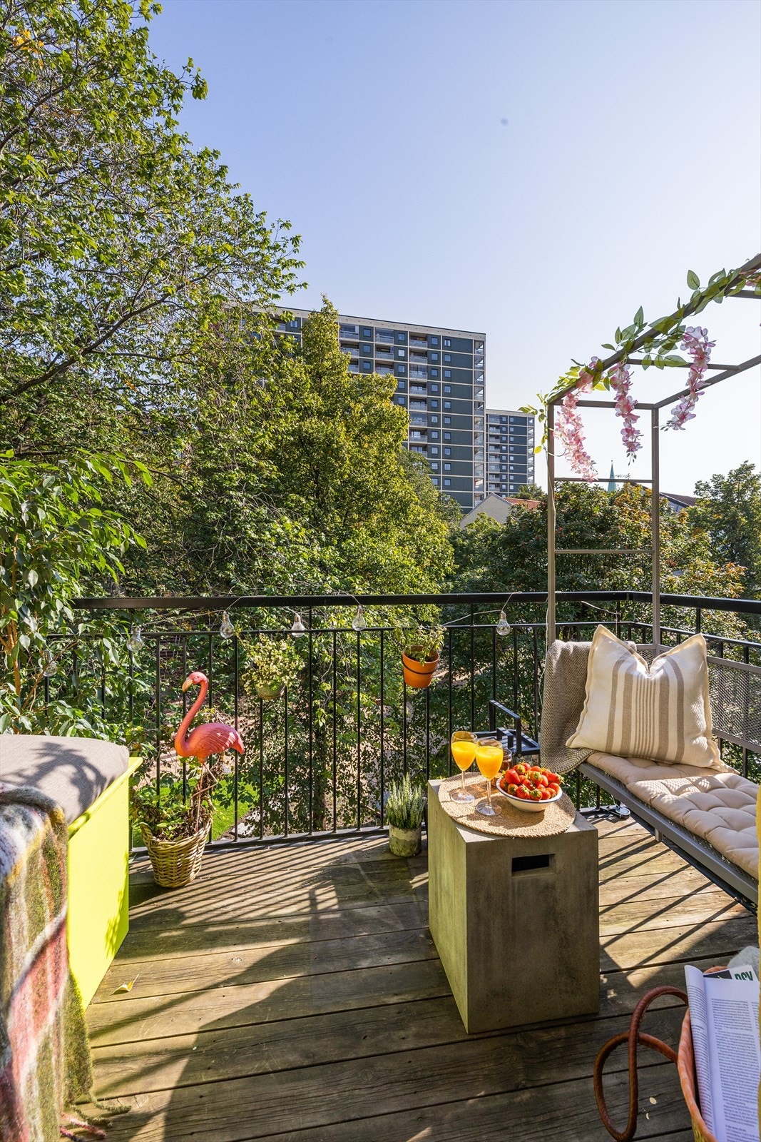 Balkongen er på ca. 4m² med plass ulike utemøbler Galleribilde