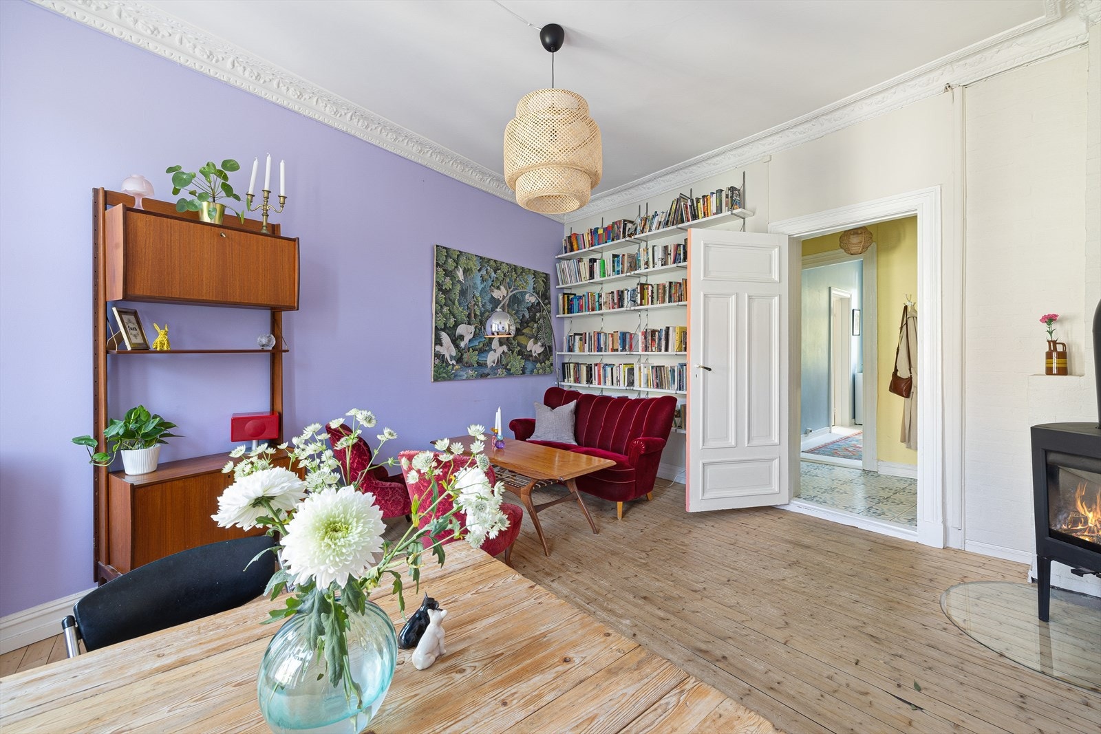 Stuen har en god takhøyde og store vindusflater som gir rommet en luftig atmosfære Galleribilde