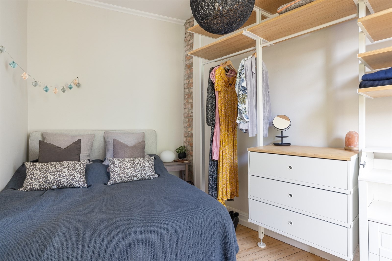 Det er godt med lagringsplass i åpen garderobeløsning Galleribilde