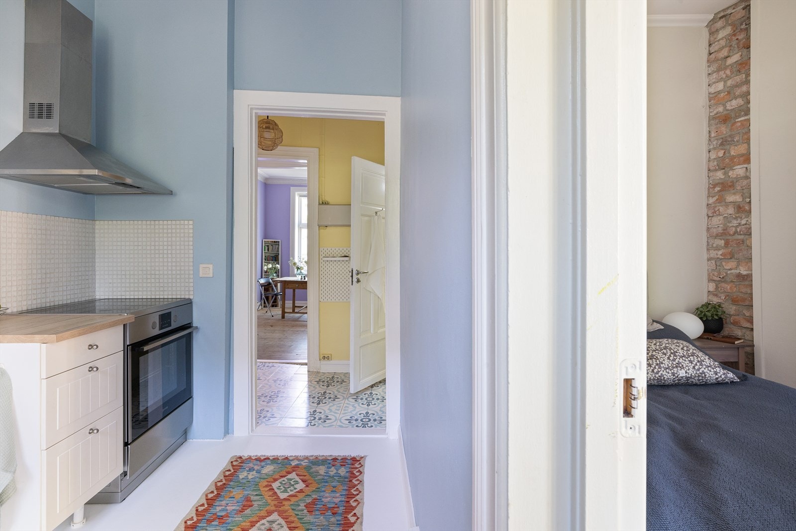 Kjøkkenet er utstyrt med frittstående hvitevarer Galleribilde