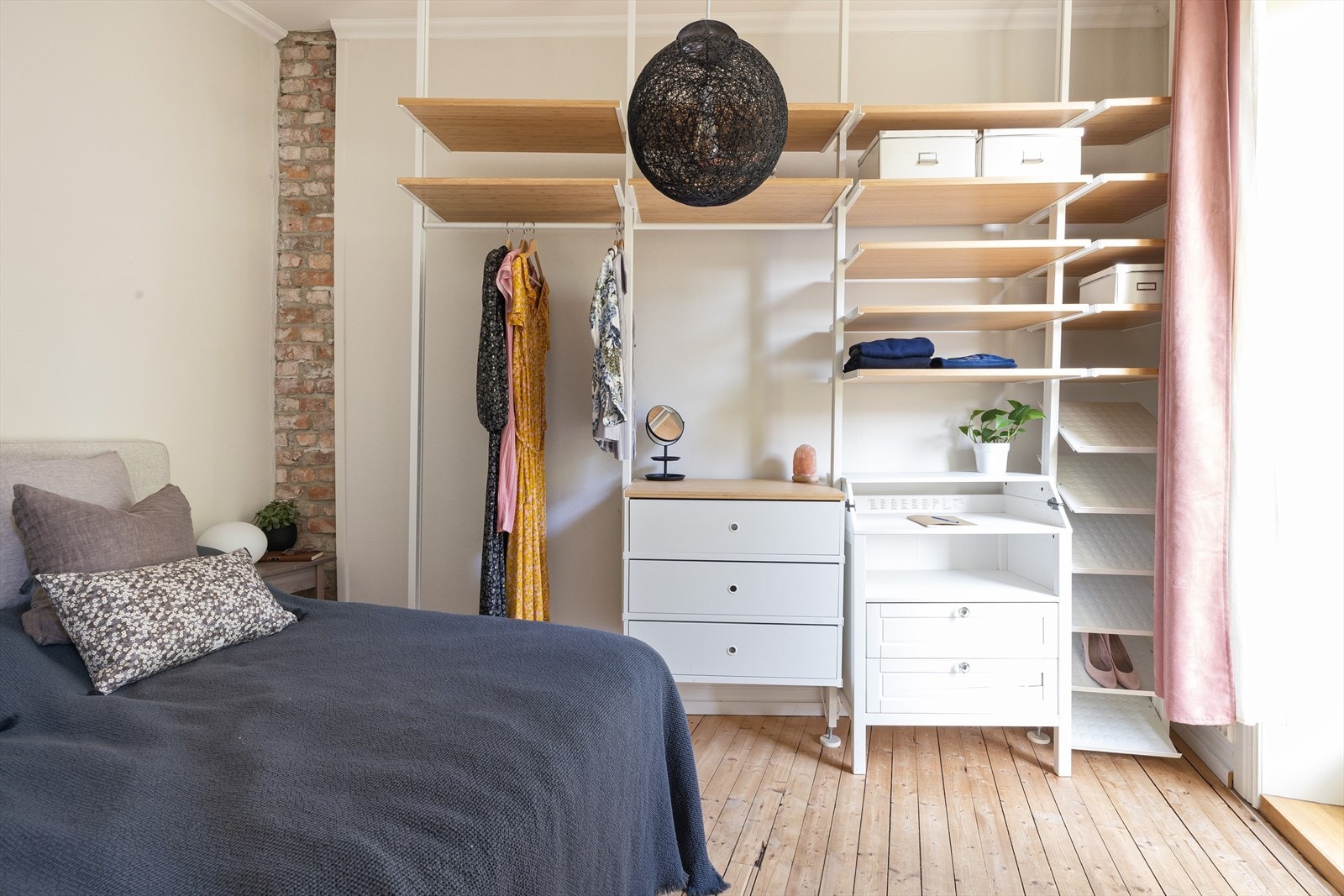 Romslig soverom med god plass til dobbeltseng, nattbord og tilhørende møblement Galleribilde