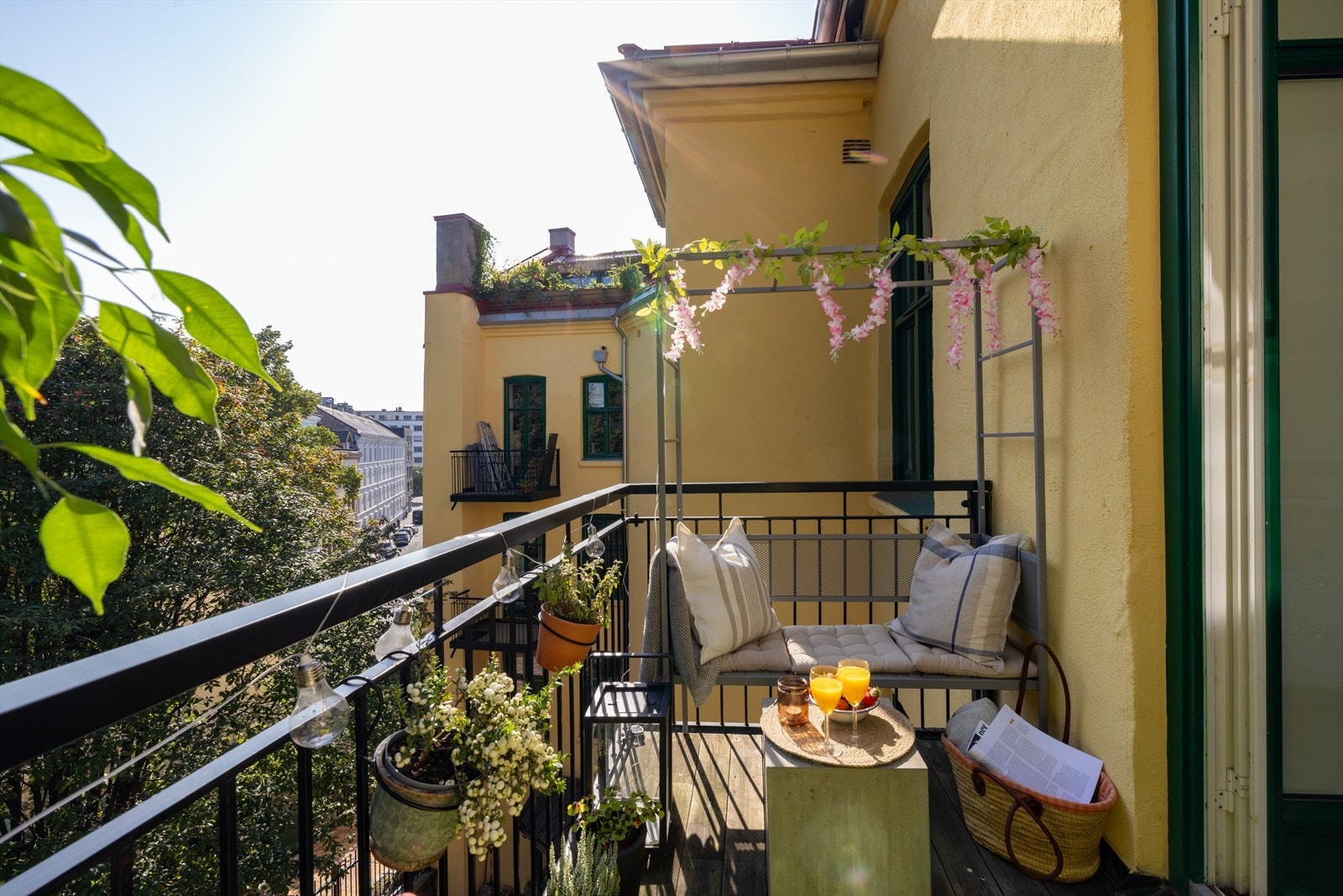 Flott syd/østvendt balkong som vender ut mot en rolig og lukket bakgård Galleribilde