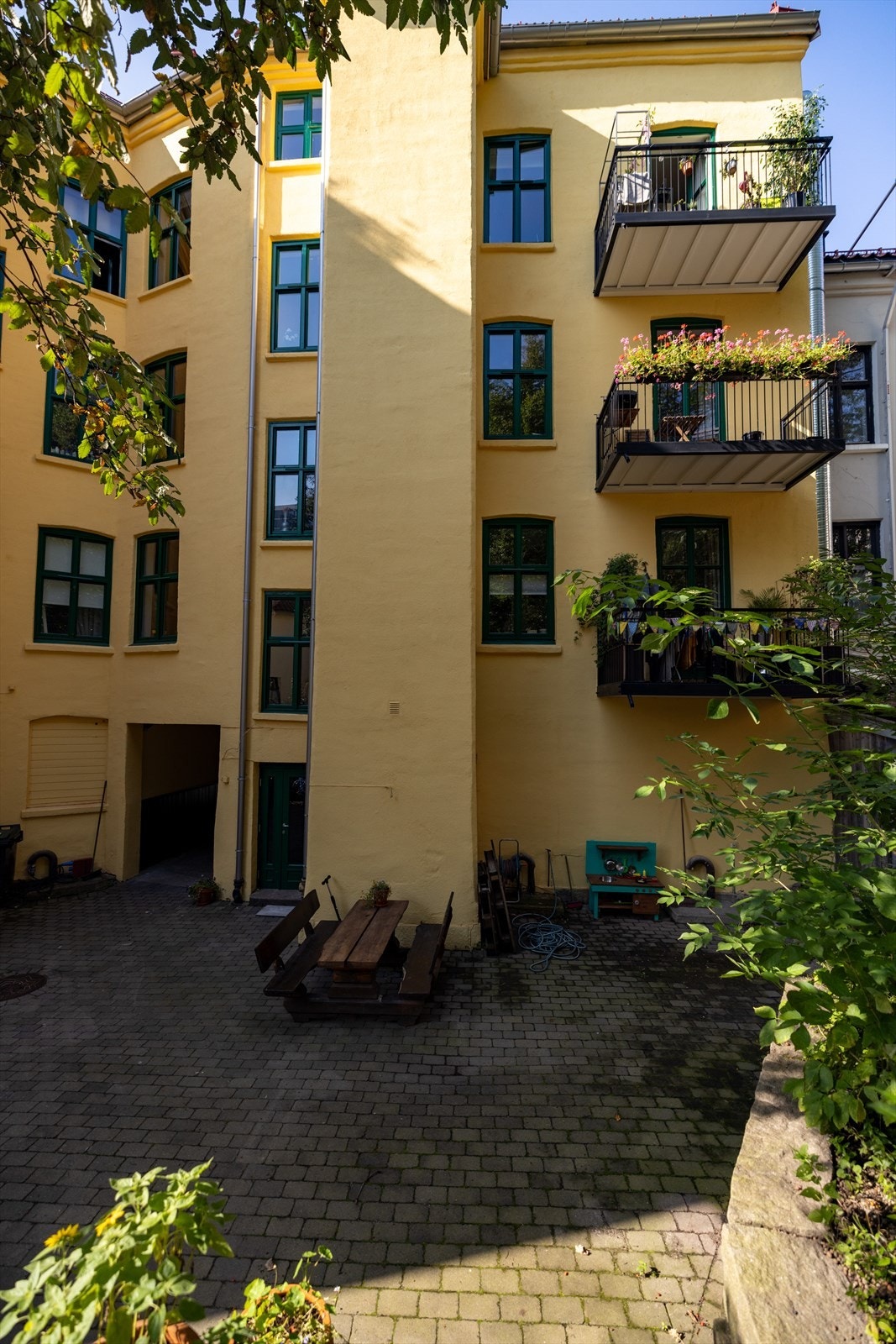 Hyggelig bakgård med sittegruppe Galleribilde