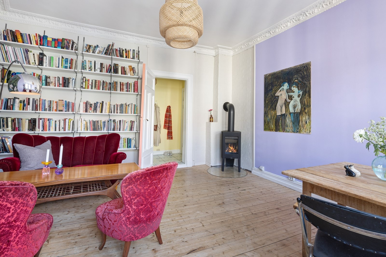 I hjørnet er det plassert en flott vedovn som gir godt med ekstra varme Galleribilde