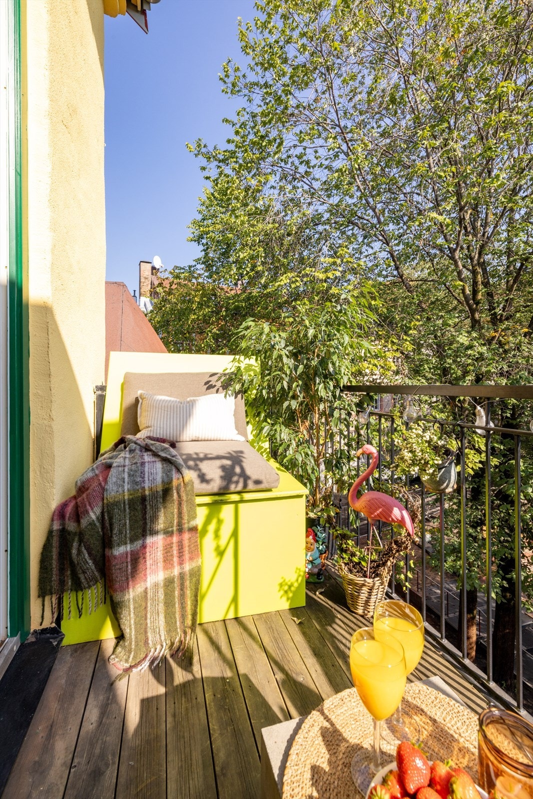 Balkongen vender ut mot frodig omgivelser Galleribilde