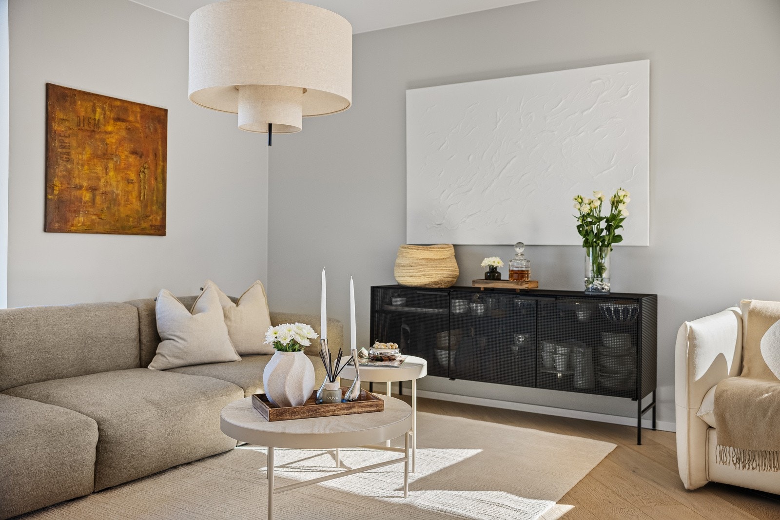 Gulvflatene i leiligheten er lagt med flott og tidløst laminat. Galleribilde