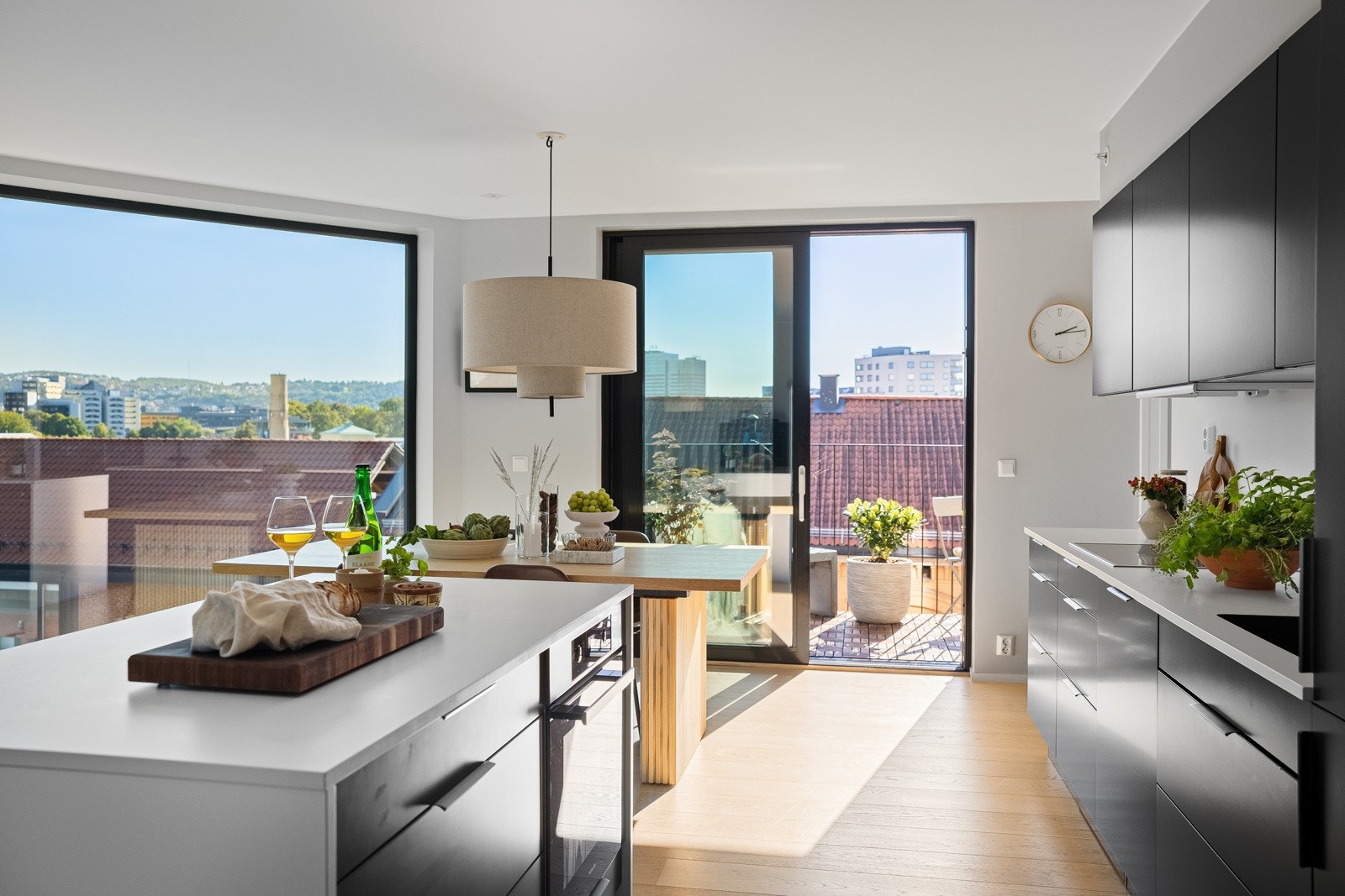 Fra kjøkken er det utgang til en herlig sydvendt balkong på ca. 9 kvm med gode solforhold. Galleribilde