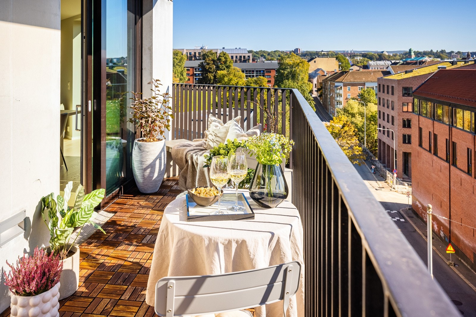 På vår- og sommerhalvåret blir balkongen som en forlengelse av stuen og innbyr til mer samvær og fine stunder med familie og venner. Galleribilde