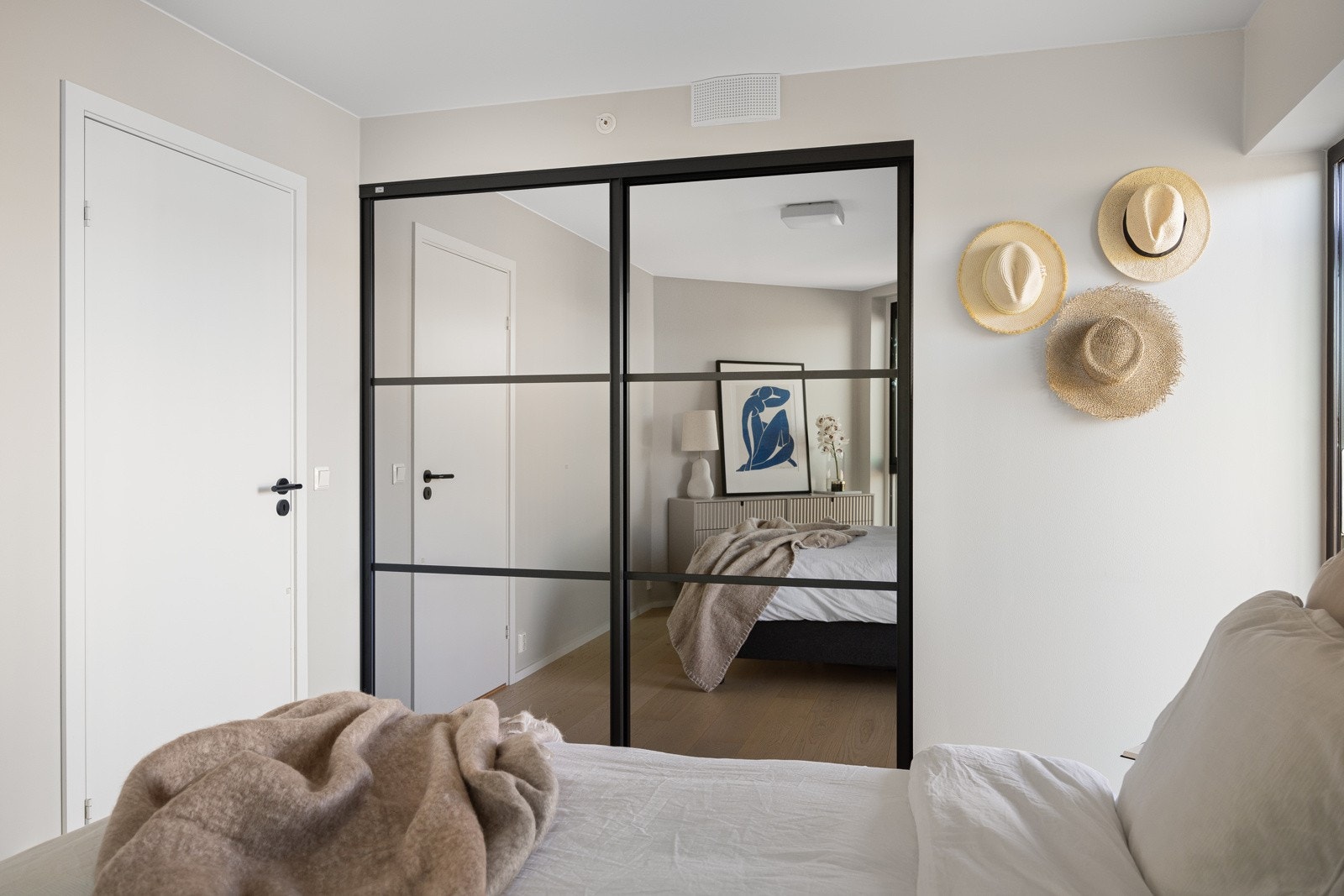 Rommet har godt med plass i det innebygde garderobeskapet. Galleribilde