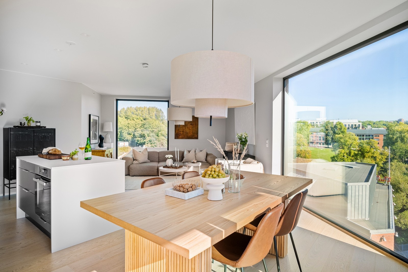 Spisebordet finner sin naturlige plass i tilknytning til kjøkkenet. Galleribilde