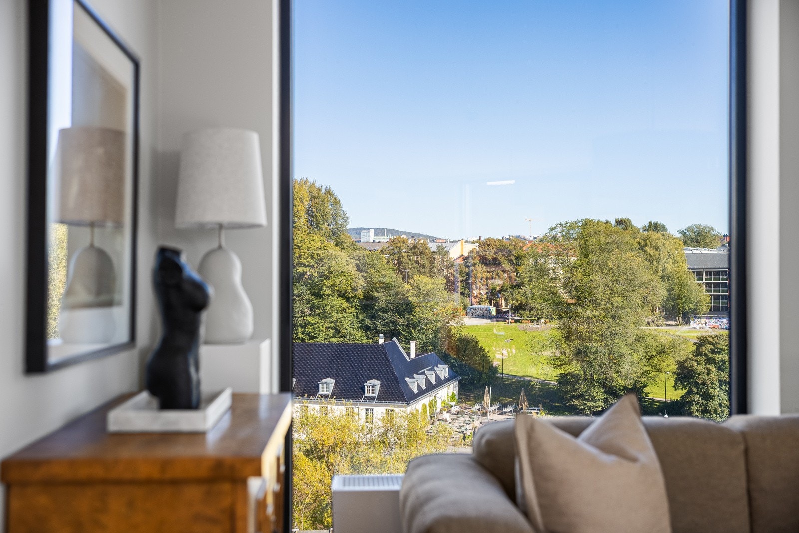 Vinduene strekker seg fra gulv til tak. Galleribilde