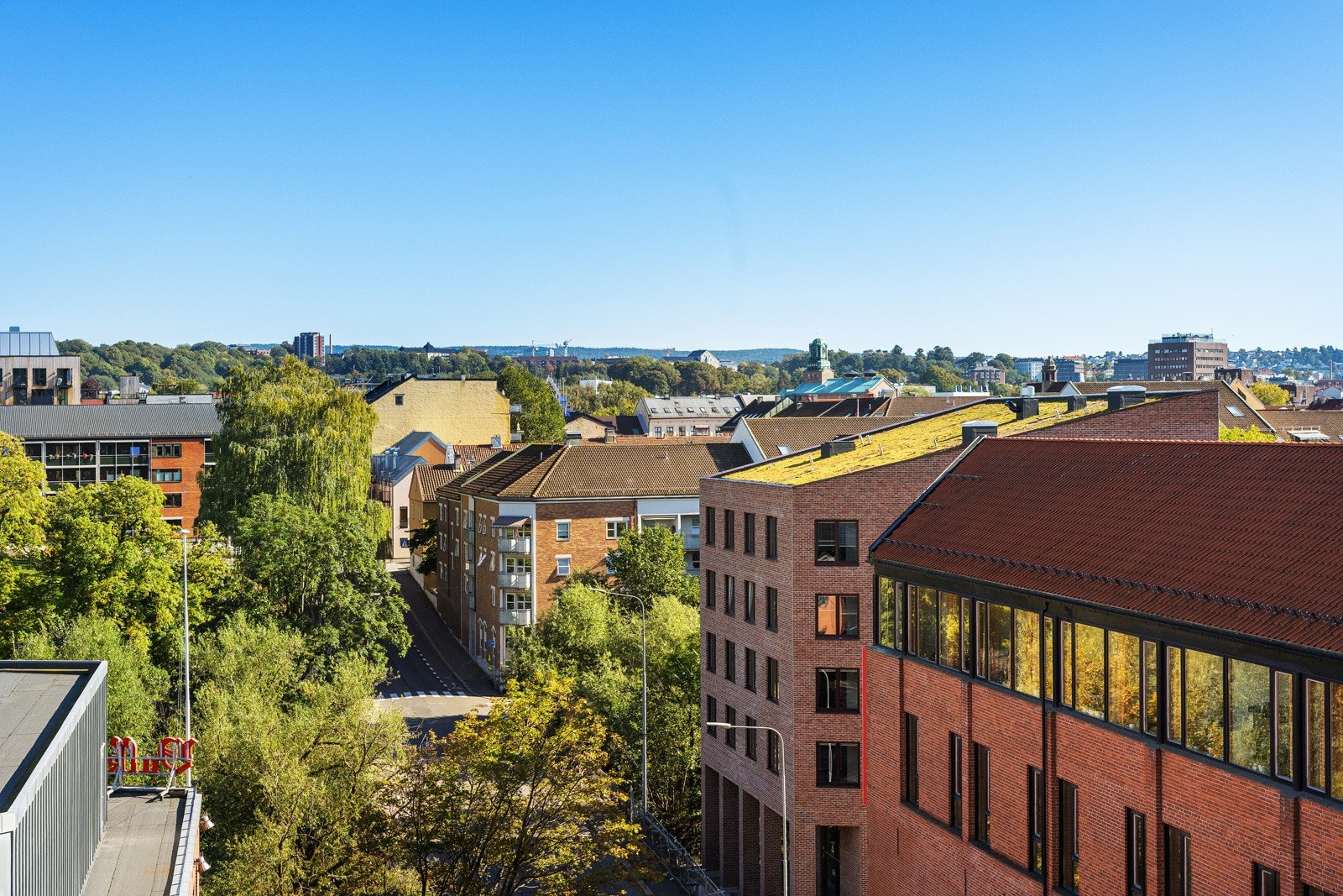 Vanvittig utsikt fra balkongen. Her sitter du høyt og fritt i byggets 7. etasje. Galleribilde