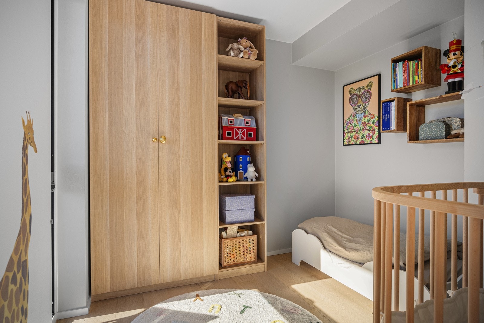 Soverom nr. 2 er også romslig, med plass til seng, nattbord og enten en pult eller garderobe, avhengig av behov. Galleribilde