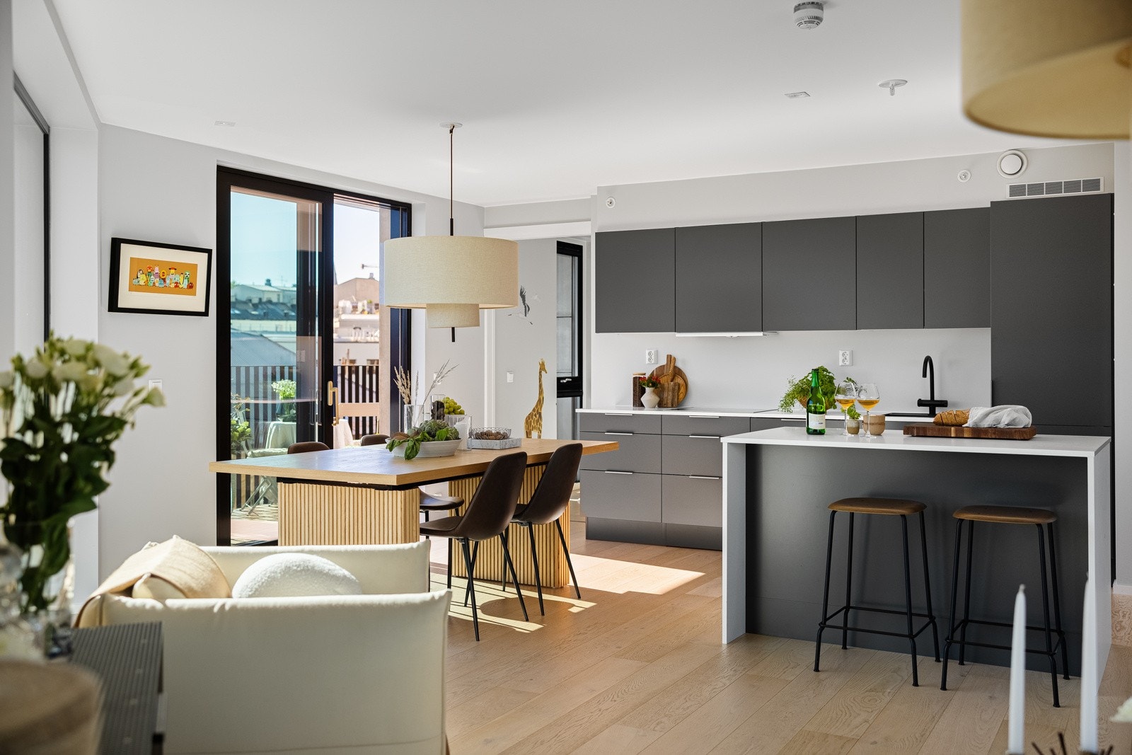 Innredningen på kjøkkenet har glatte fronter, solid benkeplate i laminat. Det er også belysning under overskap. Galleribilde