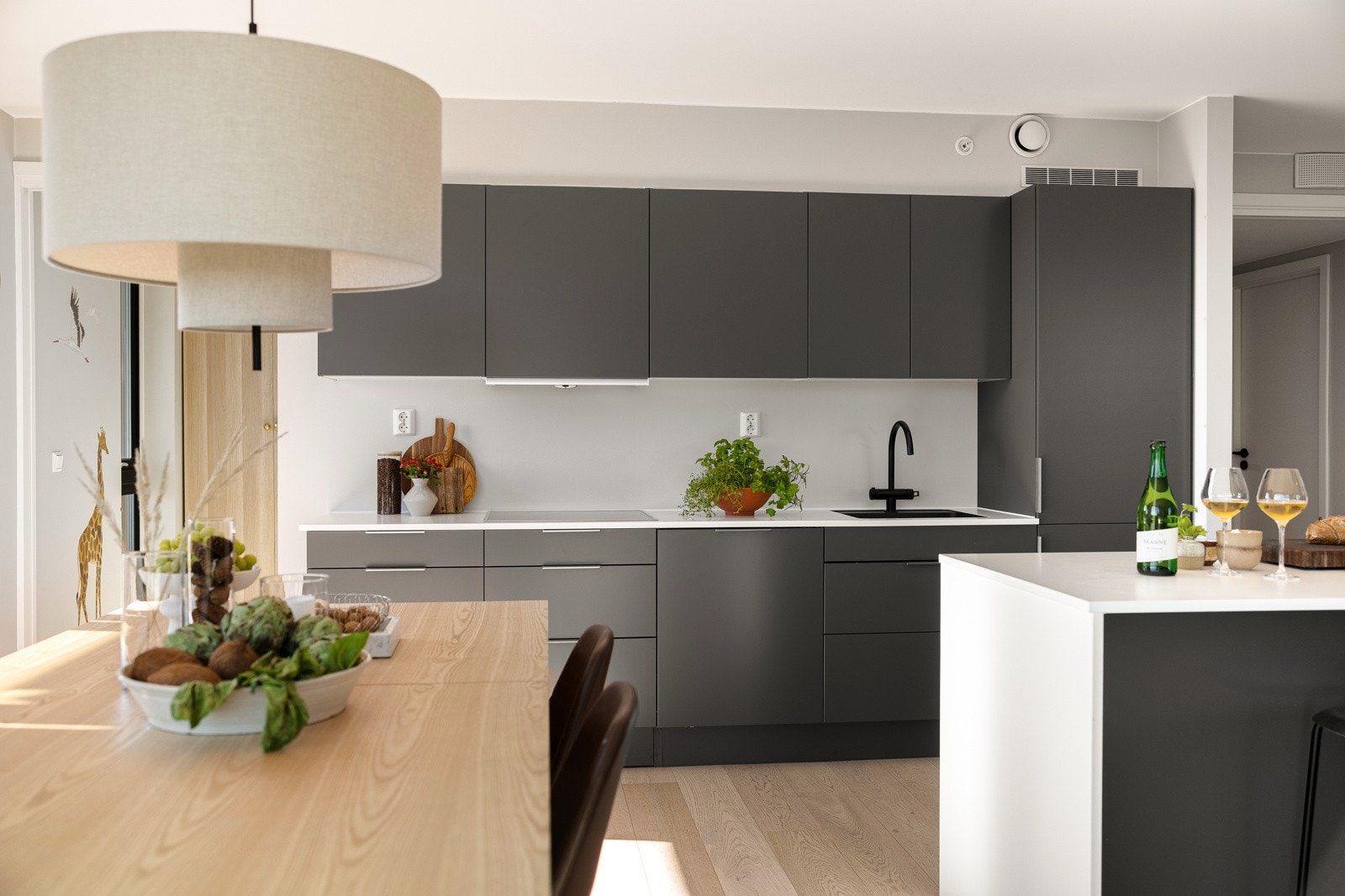 Frontene har en delikat gråfarge og benkeplaten er i laminat med planlimt kum i kompositt Galleribilde