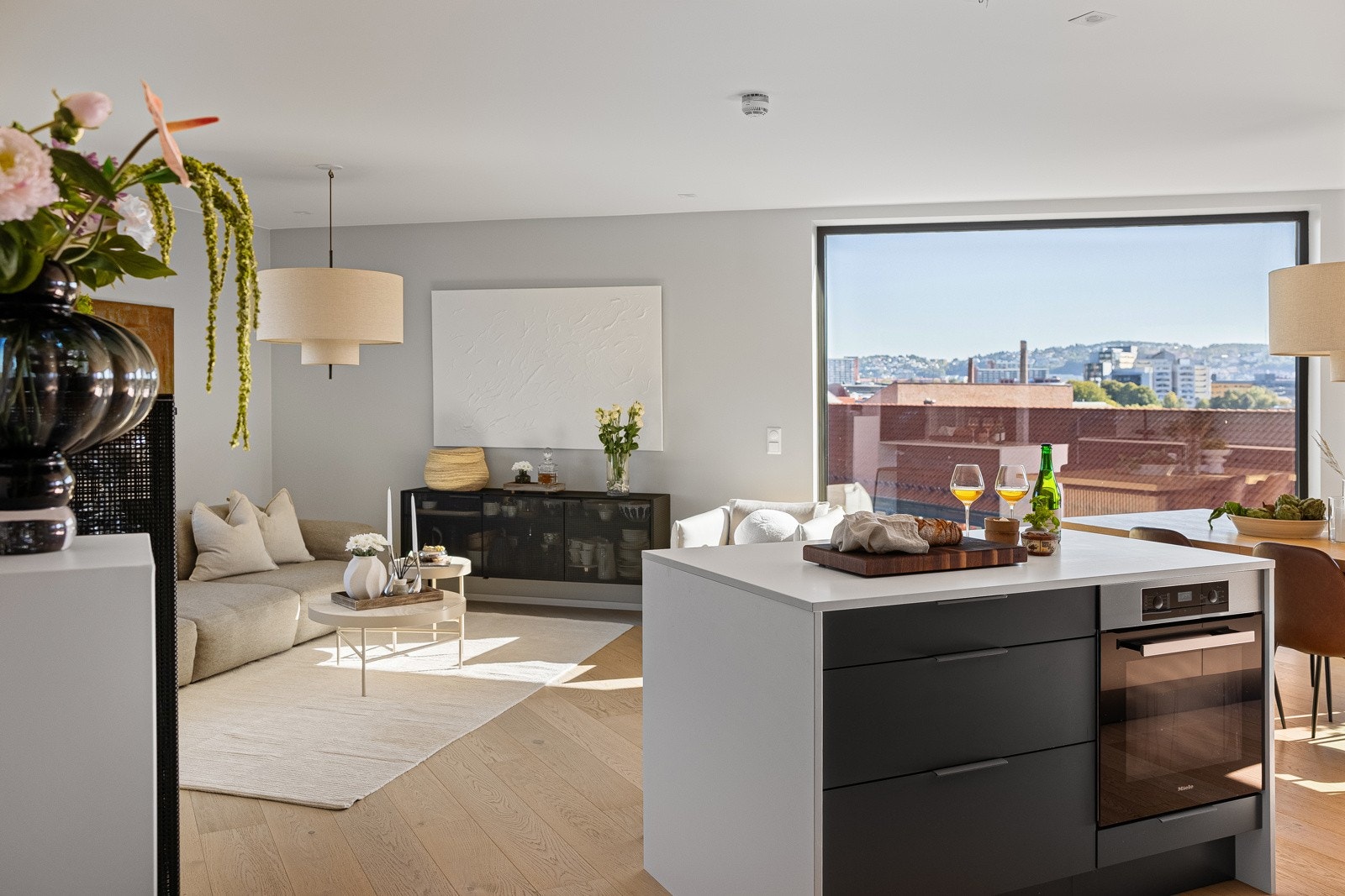 Moderne arkitektur, godt tilpasset omgivelsene. Galleribilde