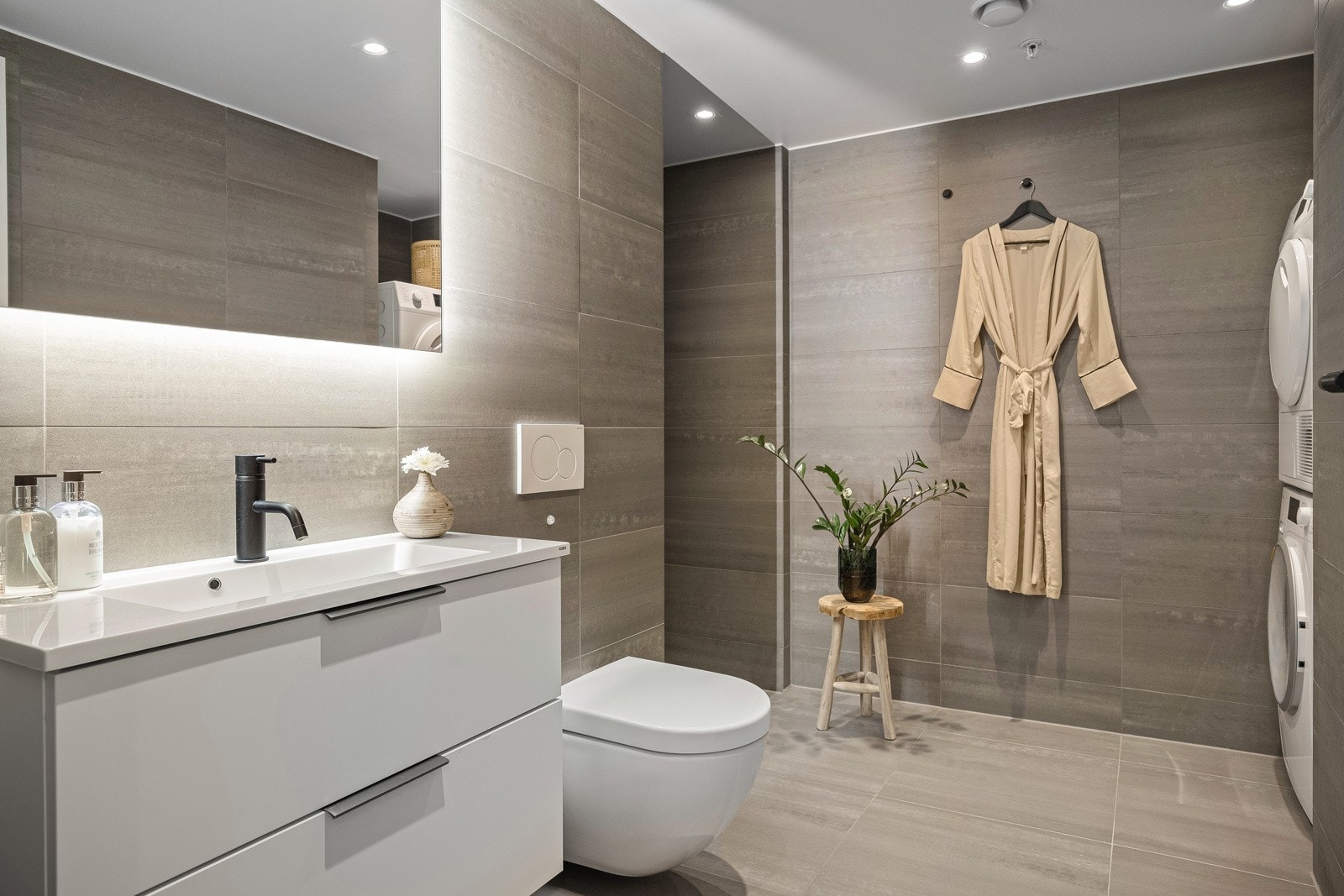 Dette moderne badet er romslig og smart utformet, med god plass til alt du trenger. Galleribilde