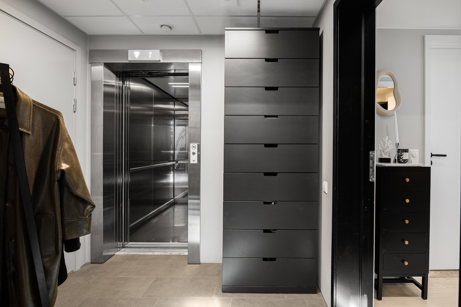 Velkommen inn! Utenfor inngangsdøren er det en gang som eier har ekslusiv tilgang til. Galleribilde