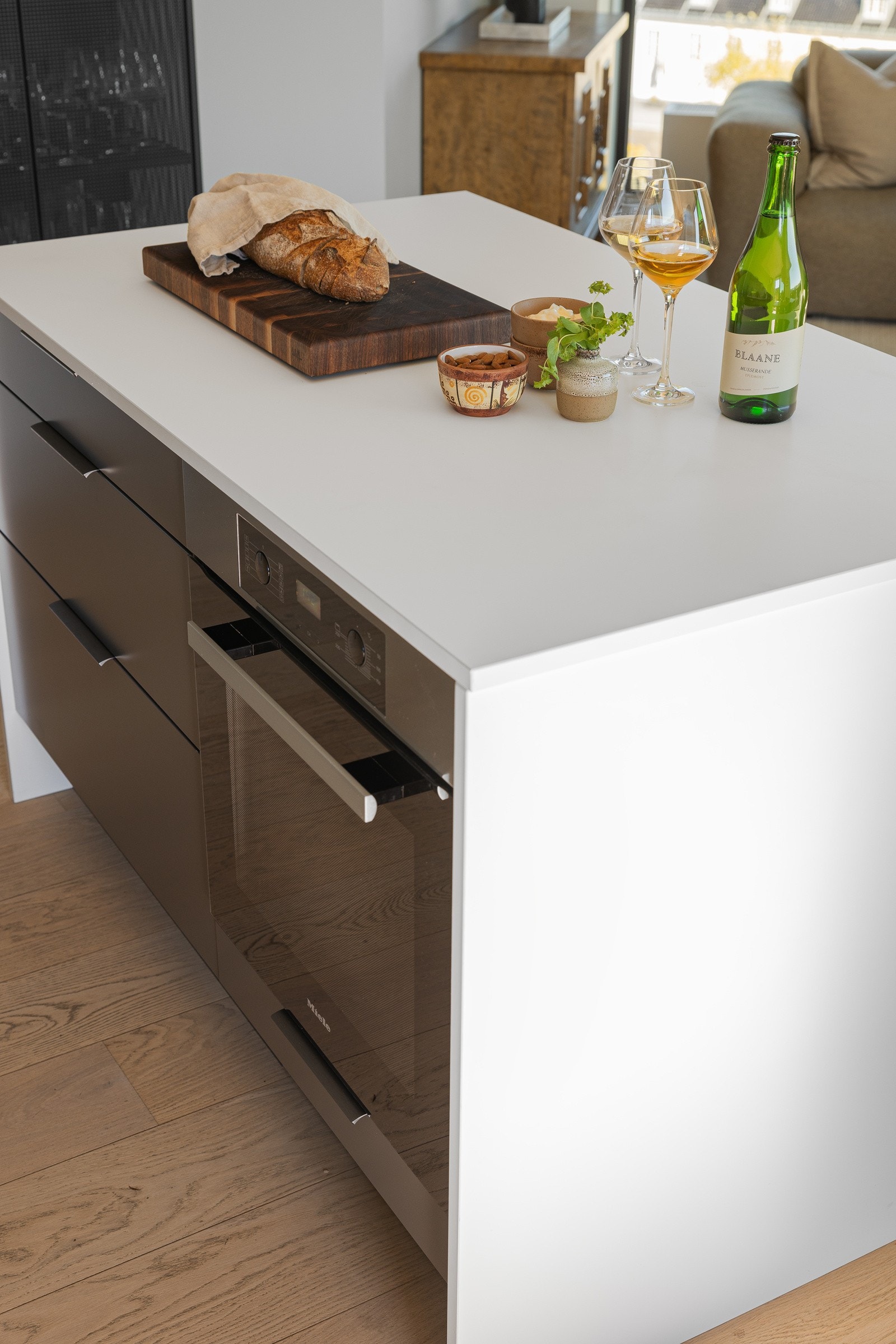 Kjøkkenet har innredning fra HTH og hvitevarer fra Miele. Galleribilde