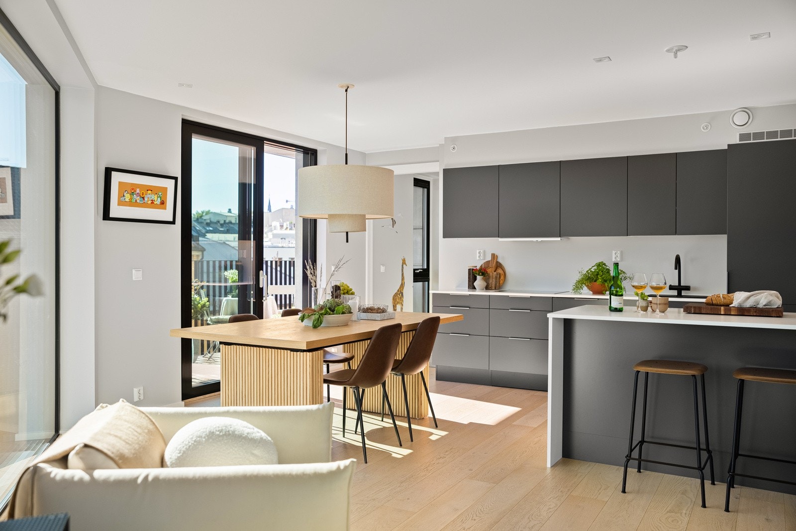 Planløsningen åpner opp for flere møbleringsmuligheter med god plass til spisebord, sofagruppe og TV-møbler. Galleribilde