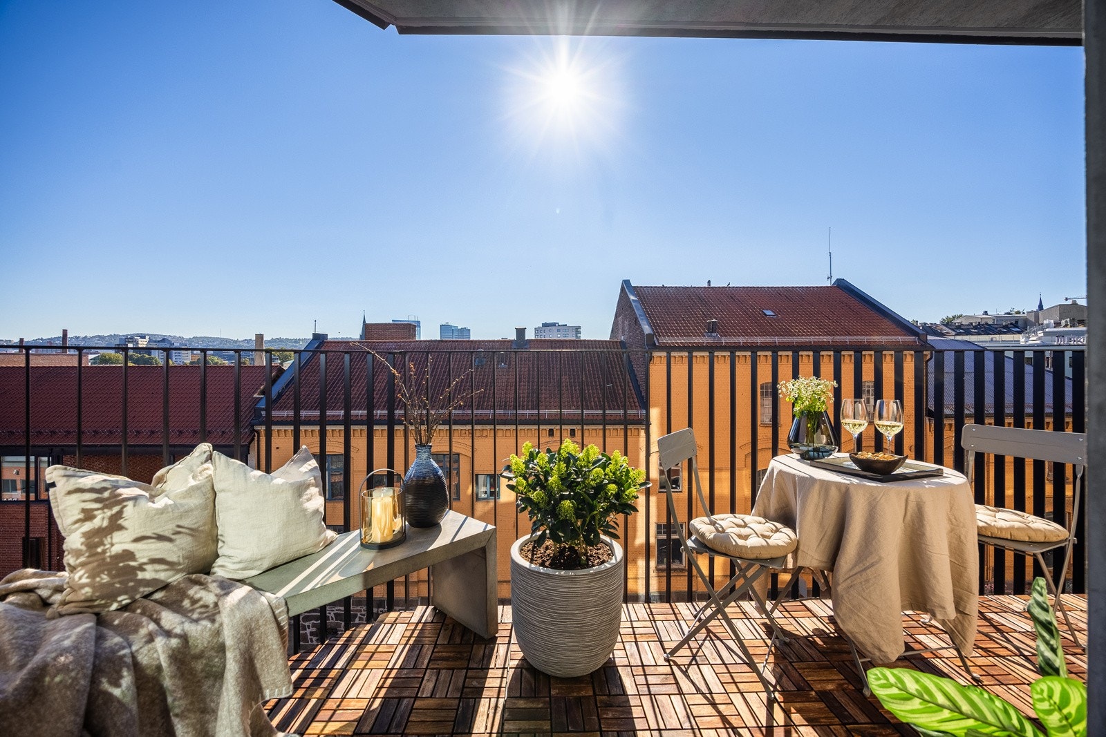 Dette er en svært lekker 3-roms beliggende i byggets 7. etasje med heis og 2 balkonger. Galleribilde