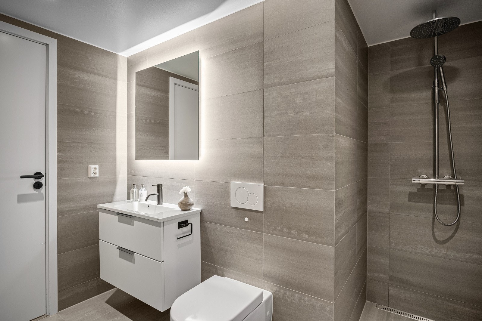 Innredningen består av dusjnisje, servant i helstøpt plate, veggfestet klosett med innebygget sisterne og oppleggfor vaskemaskin. Galleribilde