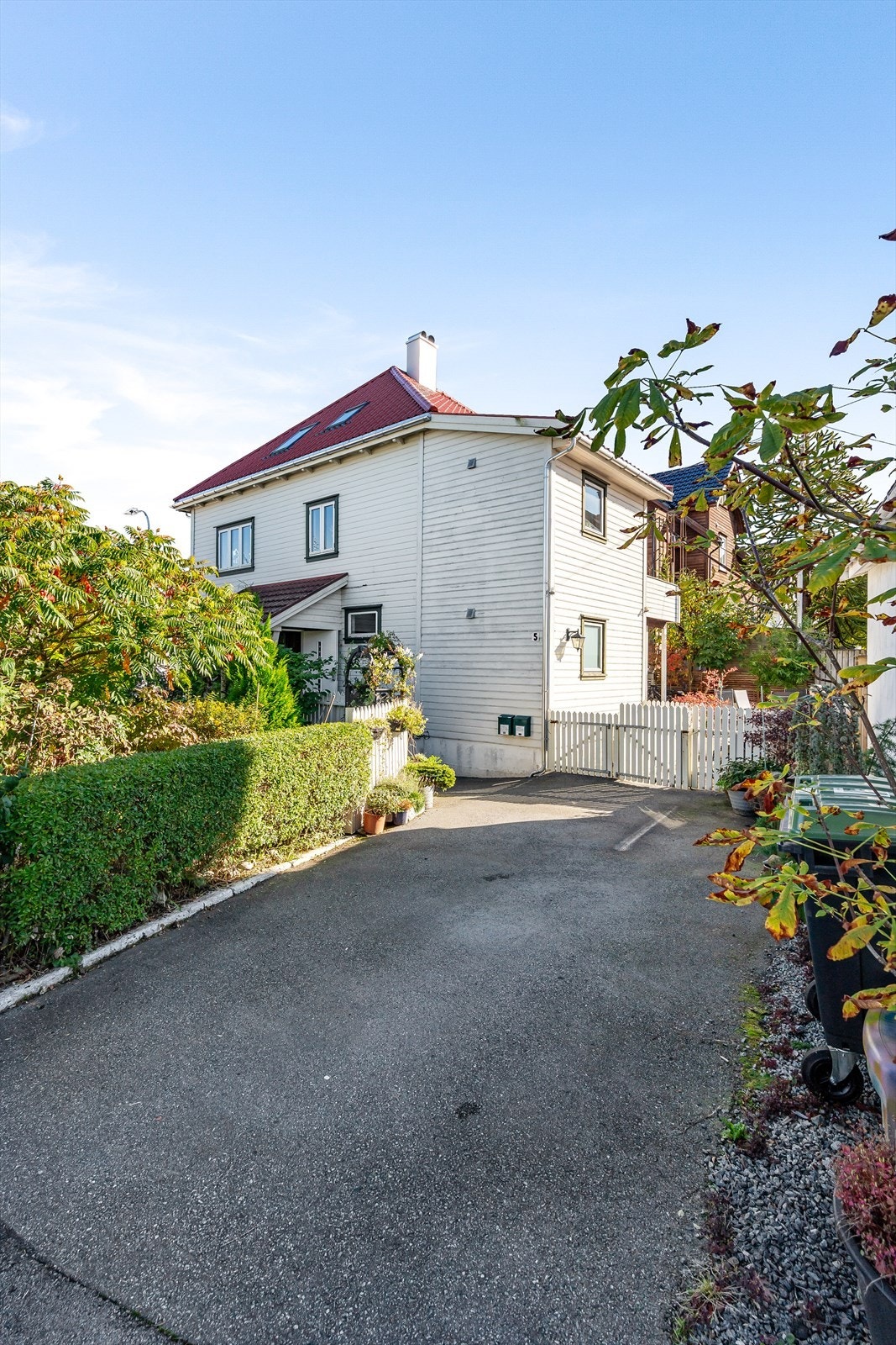 Fasade. Parkering for den andre boenheten i gårdsrom. Galleribilde