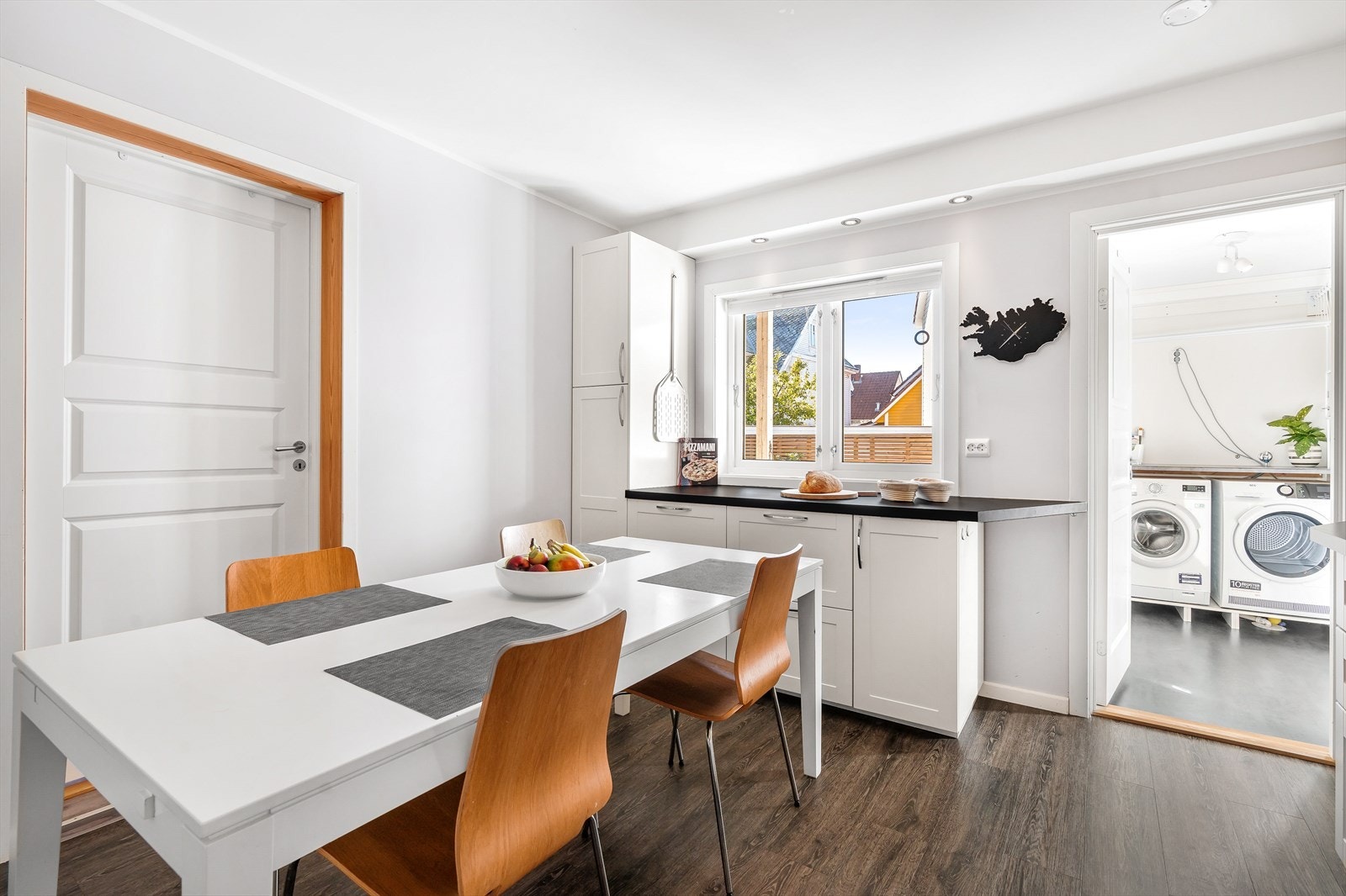 1. etg: Utsnitt kjøkkenrom med adkomst til både vaskerom og hovedsoverom. Galleribilde