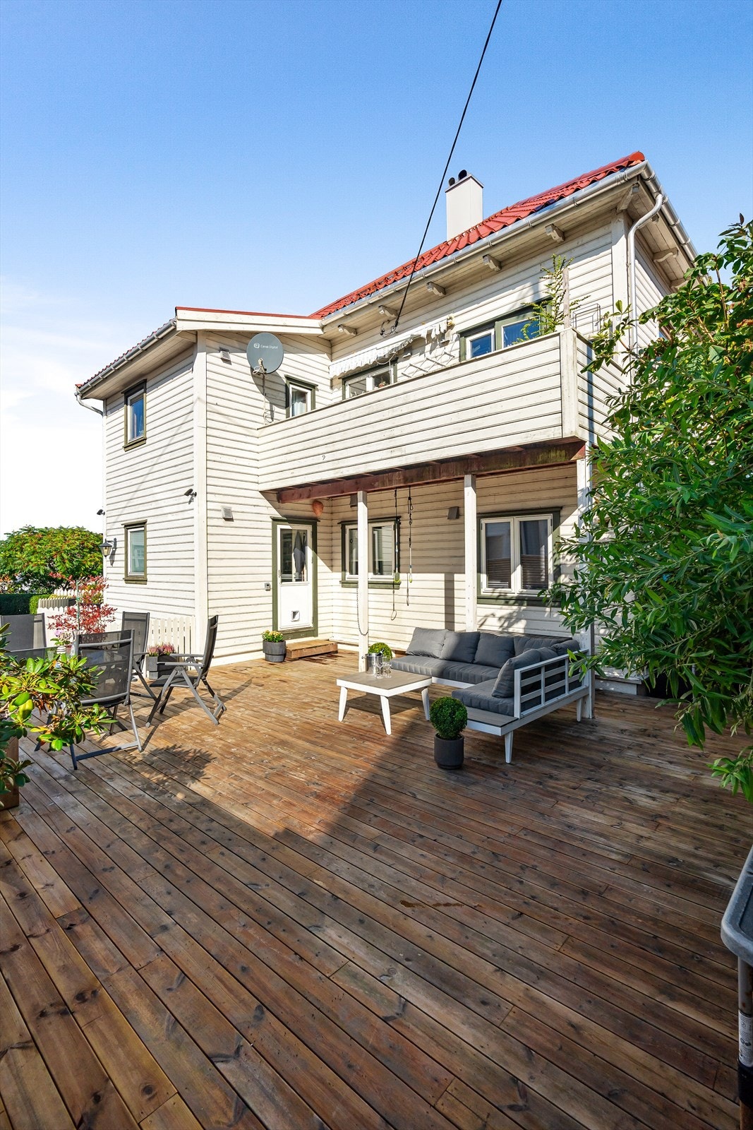 Fasade og egen terrasse. Lunt og solrikt. Galleribilde