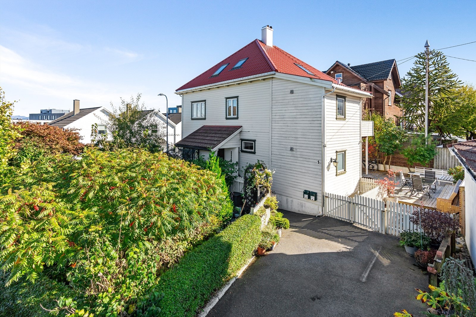 Fasade, gårdsrom og felles adkomst til boligen Galleribilde