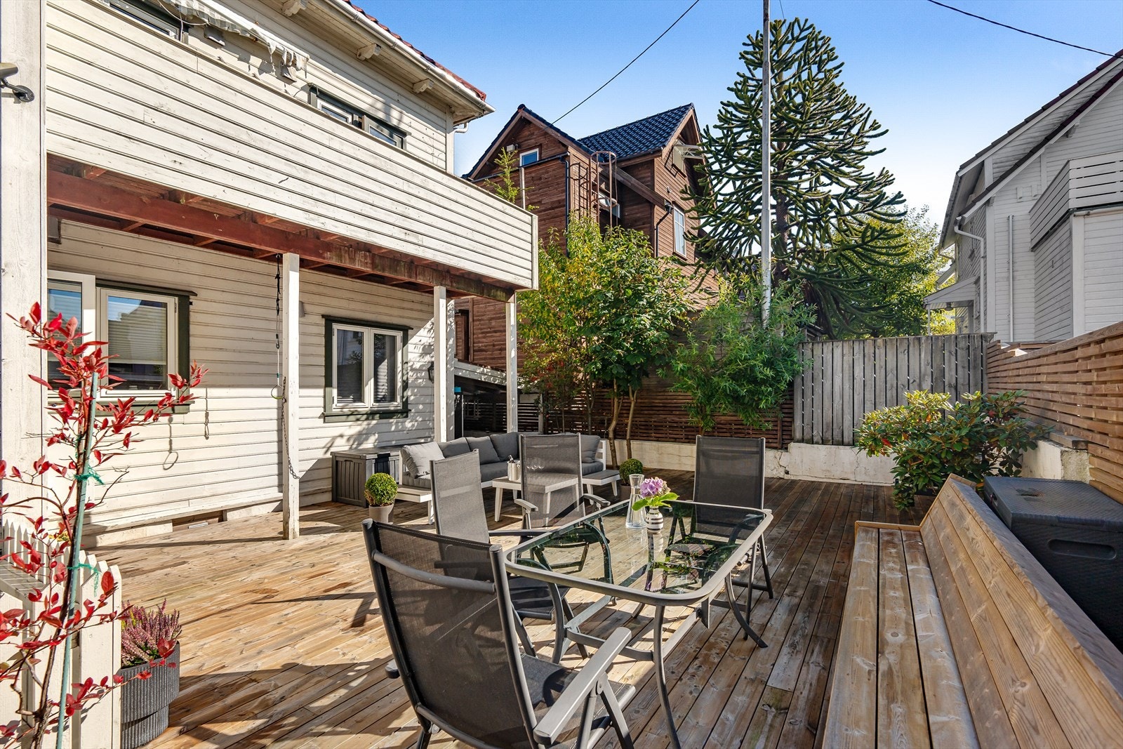 Inngjerdet og beplantet på alle sider. Galleribilde