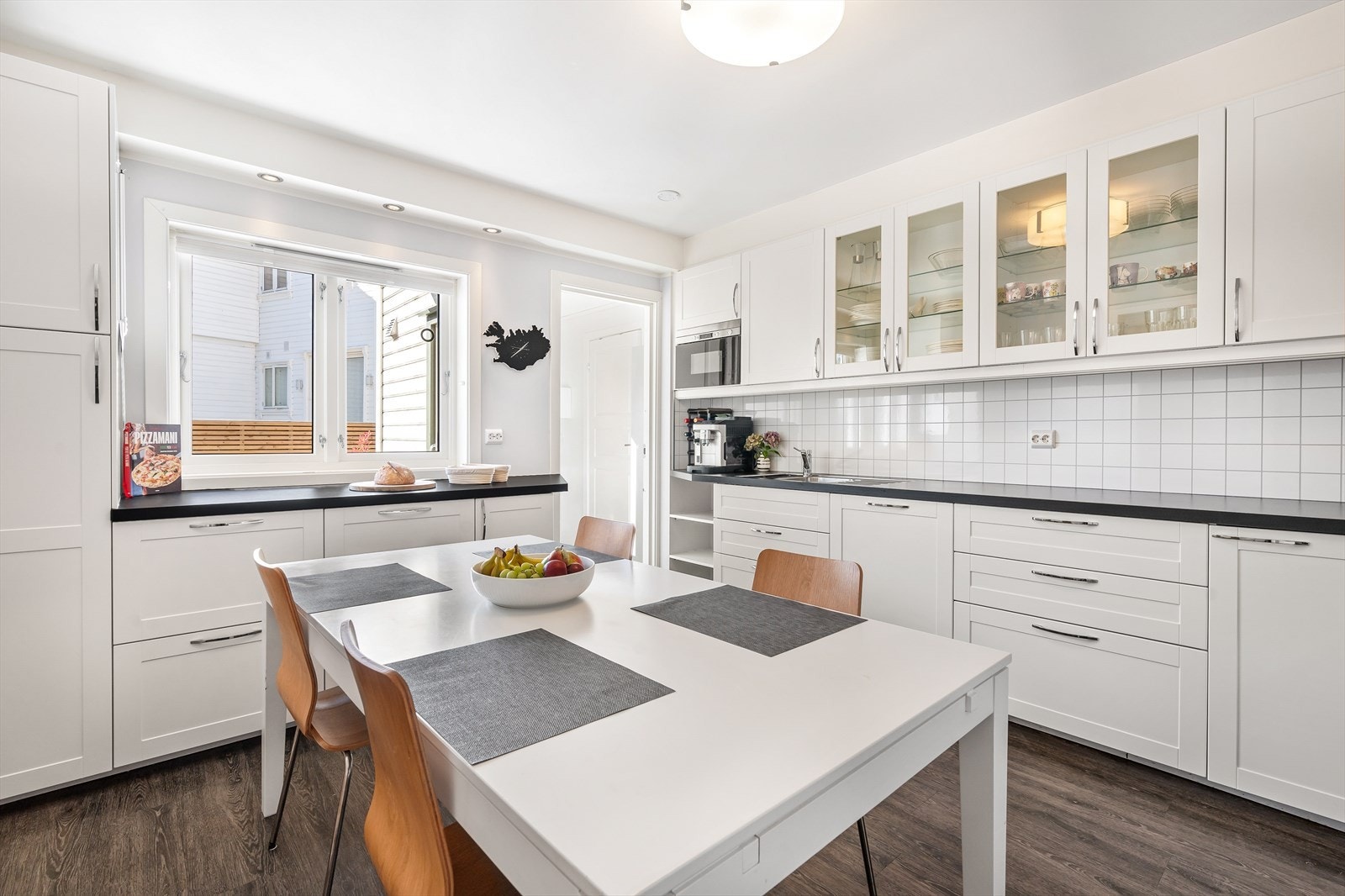 1. etg: Tilbakletrukket kjøkkenrom med utg til terrasse via vaskerom i bakkant. Galleribilde