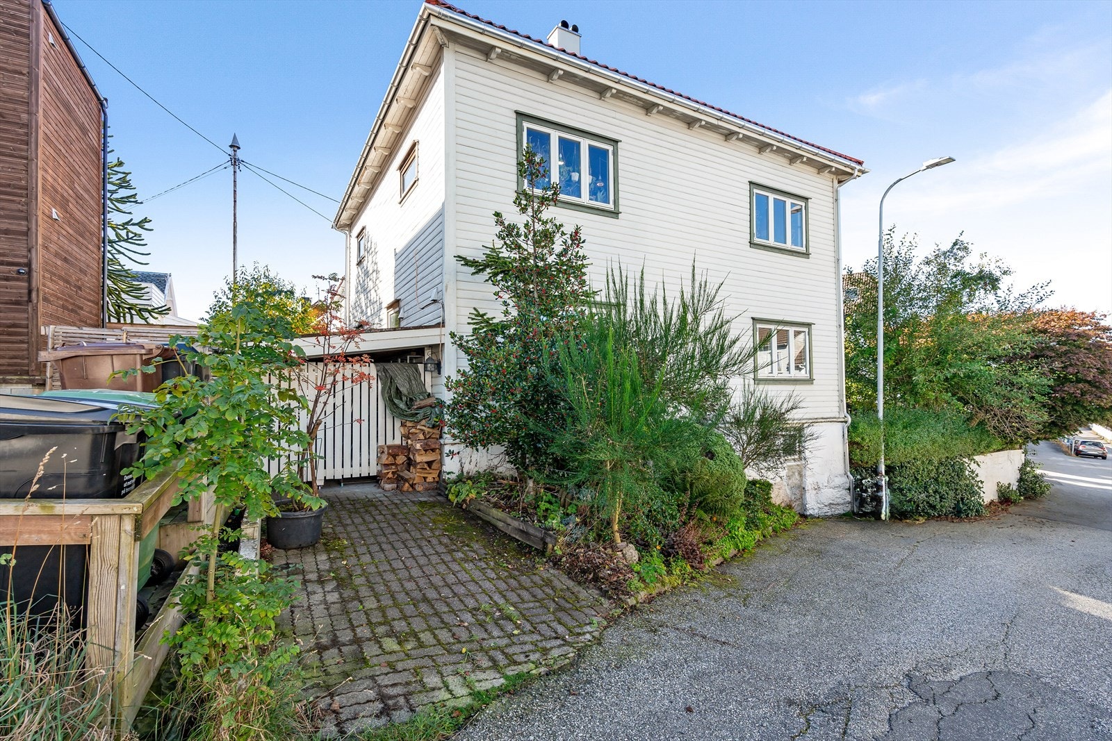 Fasade og egen biloppstillingsplass med tilkomst fra Erfjordgata. Galleribilde