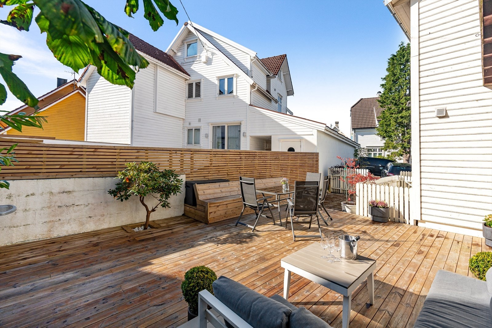 Adkomst til terrassen for ev besøkende via eiendommens gårdsrom. Galleribilde