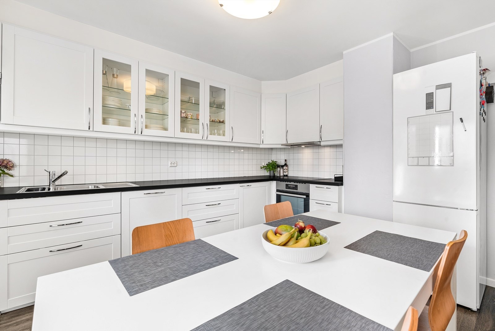 1. etg: Lys og trivelig kjøkkenrom med spiseplass Galleribilde