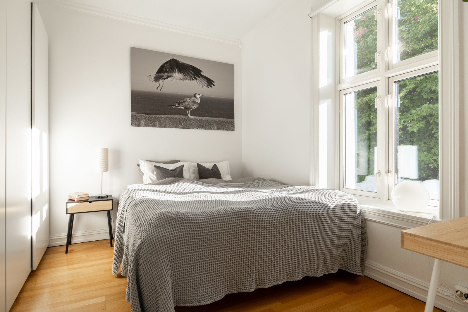 Hovedsoverommet er av god størrelse, med plass til dobbeltseng, nattbord og en stor skyvedørsgarderobe. Galleribilde