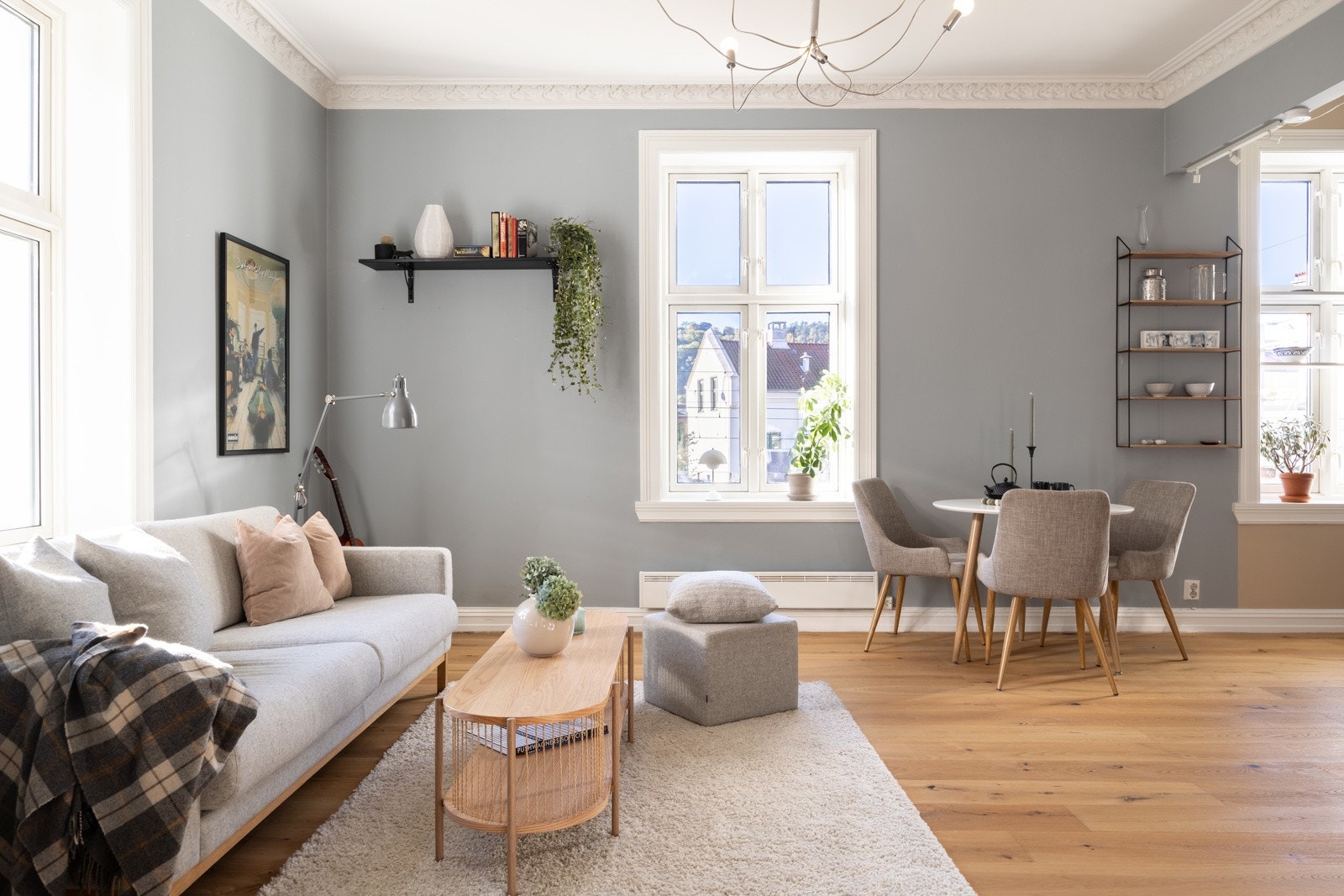 Stuen kan fint innredes med både sofakrok og spisestue uten at det går på bekostning av den gode romfølelsen. Galleribilde