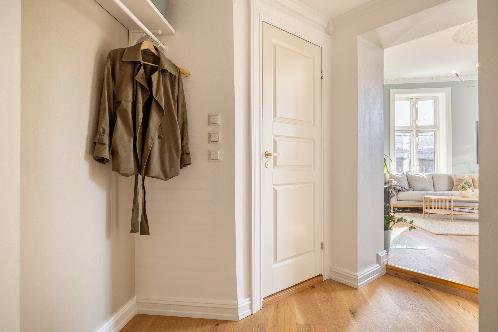 Entréen er romslig og har god plass til oppbevaring av yttertøy og sko. Galleribilde