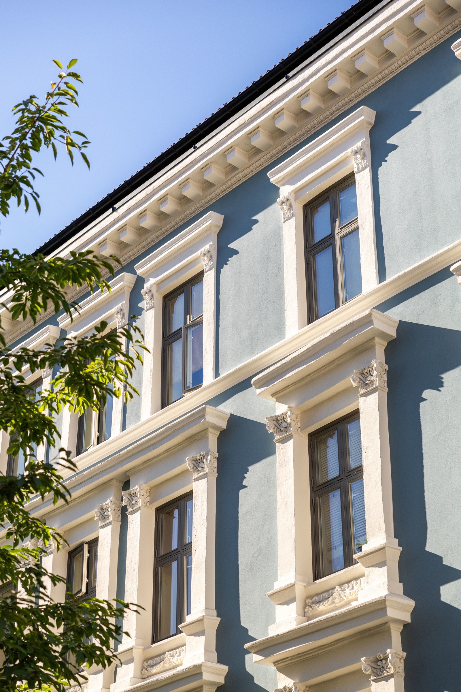 Leiligheten har en tilbaketrukket beliggenhet i en av Oslos mest kulturrike og urbane boligområder. Galleribilde