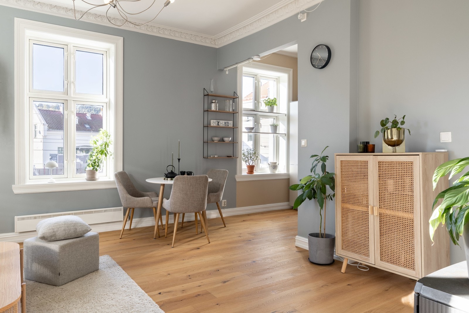 Leiligheten har et arbeidsvennlig kjøkken som er i en sosial planløsning med stuen. Galleribilde