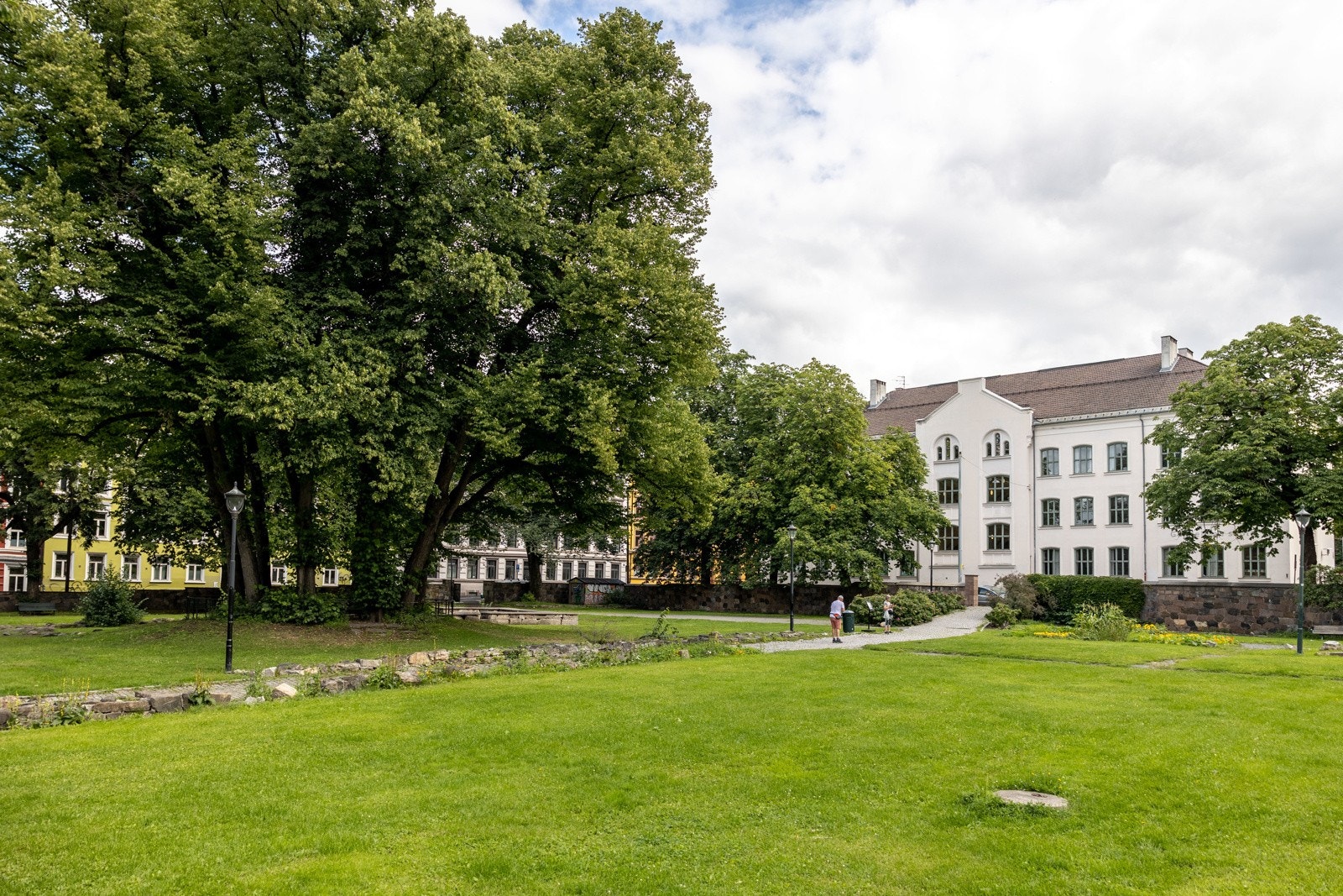 Det er kort vei til parkliv og flere grøntområder. Rett ved leiligheten finner du den nylig ferdigstilte Klosterenga park, en oase med bekker, skulpturer og mange sitteområder. Galleribilde