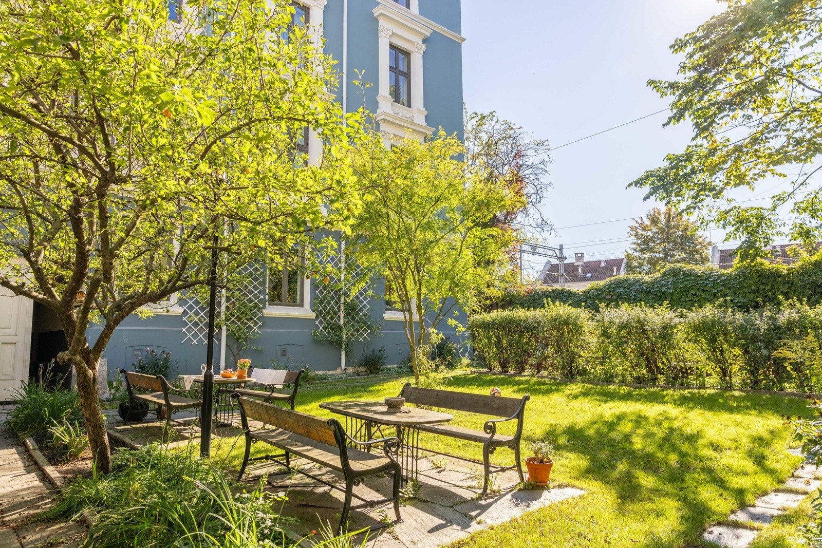 Velkommen til en lys, klassisk og lun bygårdsleilighet med god standard, praktisk planløsning og to hyggelige bakgårder. Galleribilde