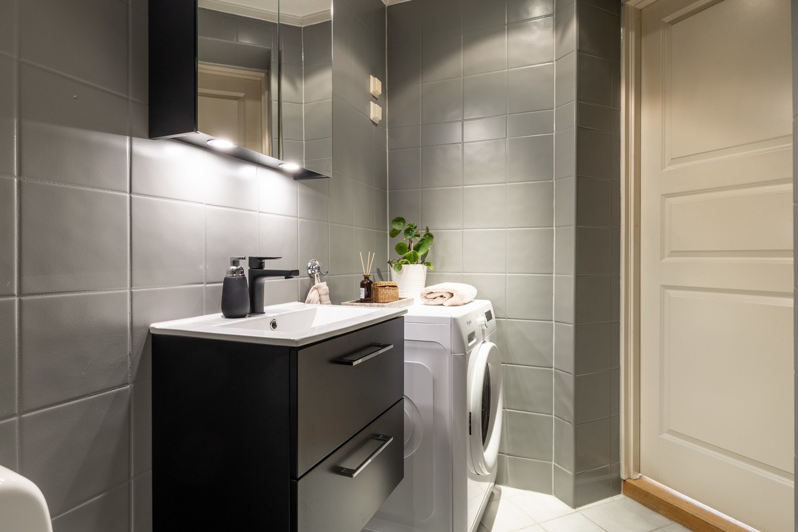 Badet har flislagt gulv med varme og flislagte vegger. Det er opplegg for vaskemaskin som medfølger om ønskelig. Galleribilde